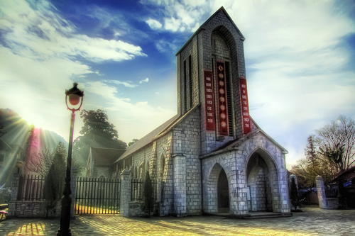 Khám phá kiến trúc độc đáo nhà thờ đá Sapa